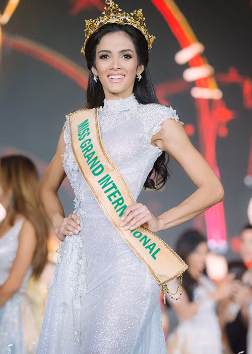 Trong đêm đăng quang Hoa hậu Hòa bình Quốc tế 2018, Clara xúc động khi được xướng tên nên đã bị ngất xỉu. Rất may, sau đó, cô đã hồi tỉnh để nhận vương miện.