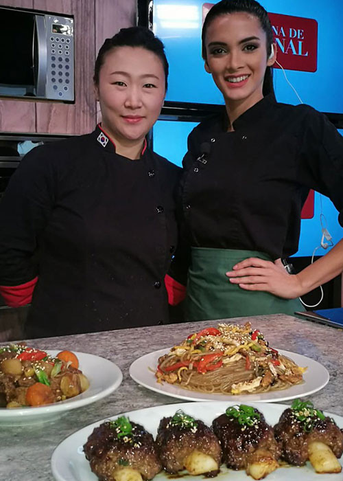 Làm bầu bếp trong chương trình truyền hình, Clara có cơ hội trao đổi kinh nghiệm với những đồng nghiệp đến từ nhiều nơi trên thế giới.