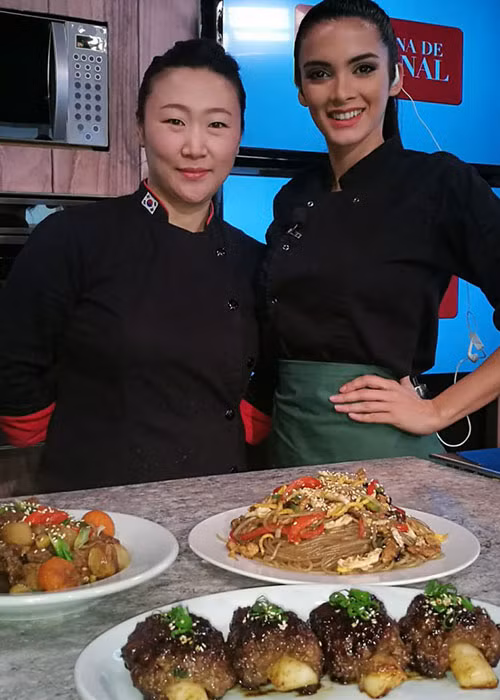 Làm bầu bếp trong chương trình truyền hình, Clara có cơ hội trao đổi kinh nghiệm với những đồng nghiệp đến từ nhiều nơi trên thế giới.