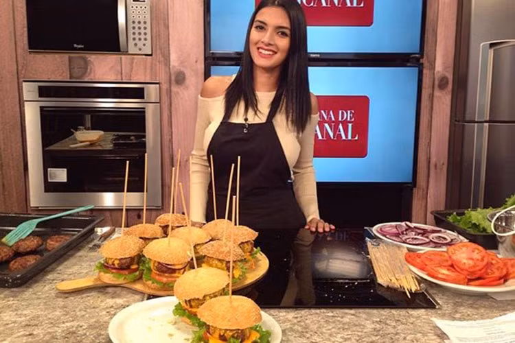 Clara Sosa vừa giành vương miện Hoa hậu Hòa bình Quốc tế 2018. Đại diện Paraguay được biết đến là một đầu bếp chuyên nghiệp.