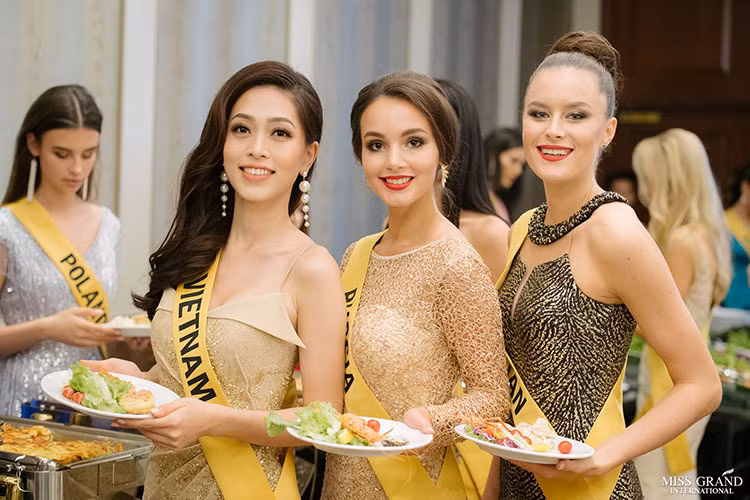 Hình ảnh Phương Nga thưởng thức bữa tối trong tiệc chào mừng thân mật.