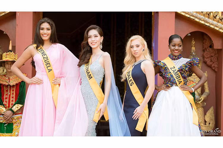 Trước buổi tiệc chào mừng, các người đẹp đã tham dự buổi họp báo ra mắt cuộc thi.