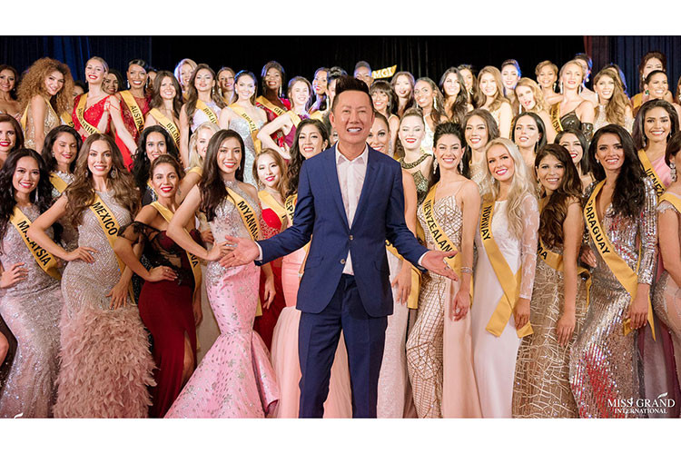 Ông Nawat Itsaragrisil - Chủ tịch cuộc thi Hoa hậu Hòa bình Quốc tế chụp ảnh cùng thí sinh năm nay. Đêm chung kết Hoa hậu Hòa bình Quốc tế 2018 dự kiến sẽ diễn ra vào ngày 25/10.