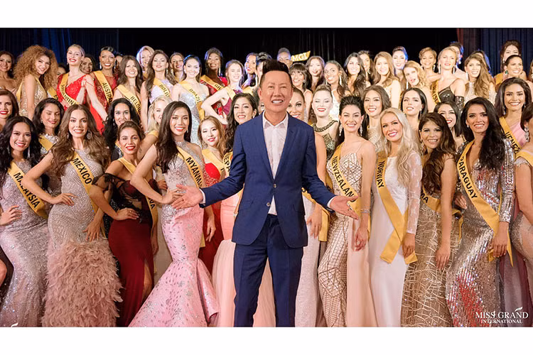 Ông Nawat Itsaragrisil - Chủ tịch cuộc thi Hoa hậu Hòa bình Quốc tế chụp ảnh cùng thí sinh năm nay. Đêm chung kết Hoa hậu Hòa bình Quốc tế 2018 dự kiến sẽ diễn ra vào ngày 25/10.