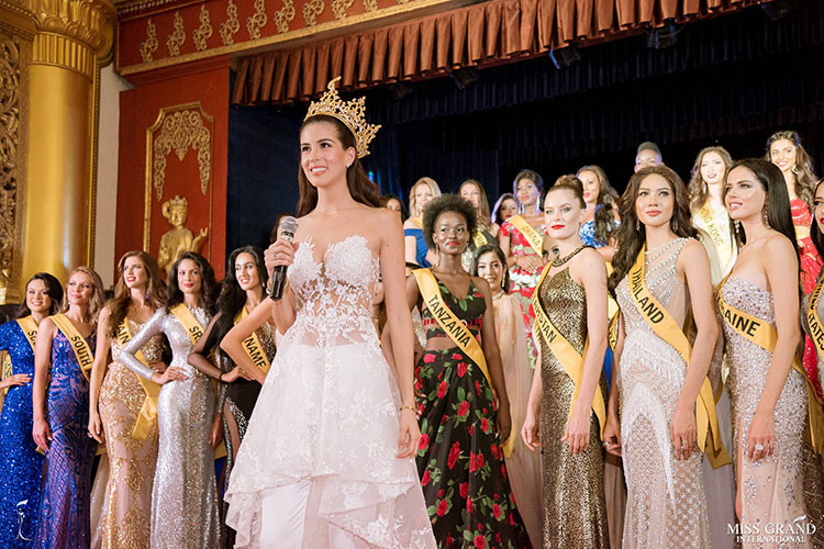 Đương kim Hoa hậu Hòa bình Quốc tế thường xuyên đồng hành cùng các thí sinh trong các hoạt động chính thức lẫn bên lề.