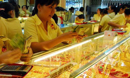 Gia vang hom nay 2/10: Vang giam xuyen day, ban voi thu tien