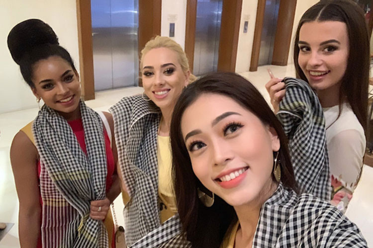 Mới đây, đại diện Việt Nam đã tặng các thí sinh những chiếc khăn rằn. Hành động này được khen ngợi góp phần giới thiệu văn hóa Việt Nam đến bạn bè thế giới. Ảnh: VTV