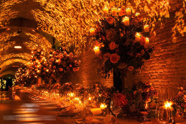 Đám cưới còn được trang trí bằng nến và ánh đèn lấp lánh tạo khung cảnh như cổ tích.