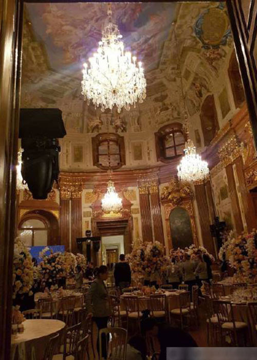 Không gian đám cưới của cặp đôi diễn viên phim "Người tình kim cương" ngập tràn hoa tươi và bóng bay.