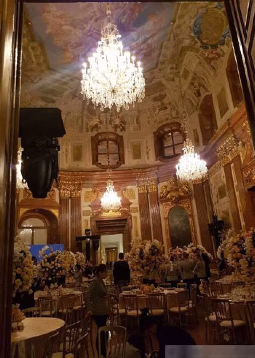 Không gian đám cưới của cặp đôi diễn viên phim "Người tình kim cương" ngập tràn hoa tươi và bóng bay.