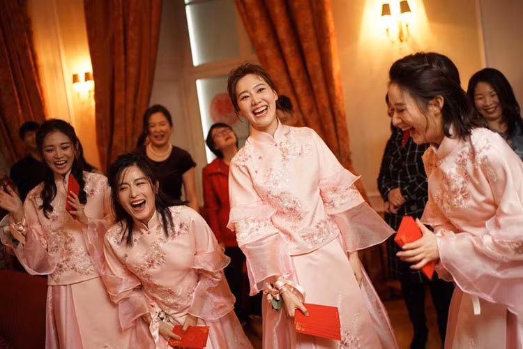 Trần Ngọc Kỳ, Vương Quan, Quách Hiểu Đình và Từ Bích Hủy làm phù dâu cho đám cưới của Đường Yên.