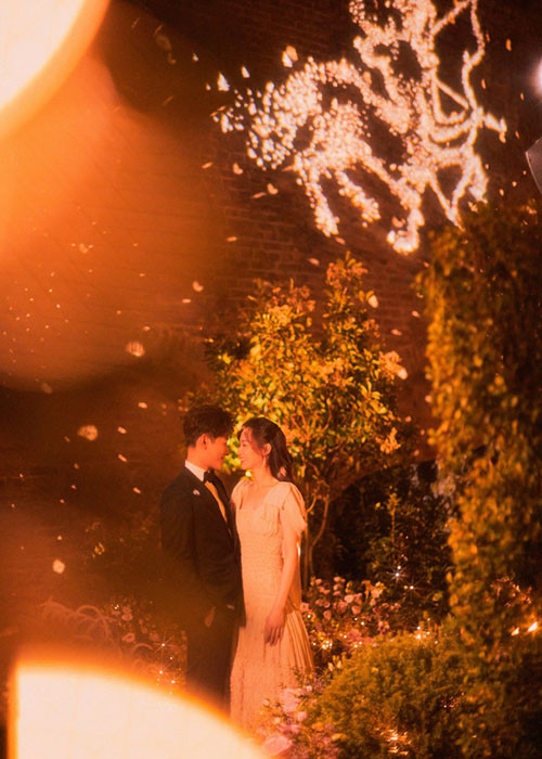 La Tấn và Đường Yên vốn nảy sinh tình cảm sau nhiều lần đóng chung phim. Năm 2016, đúng ngày sinh nhật của Đường Yên, cặp đôi công khai hẹn hò và được fans hết mực ủng hộ chuyện tình cảm.