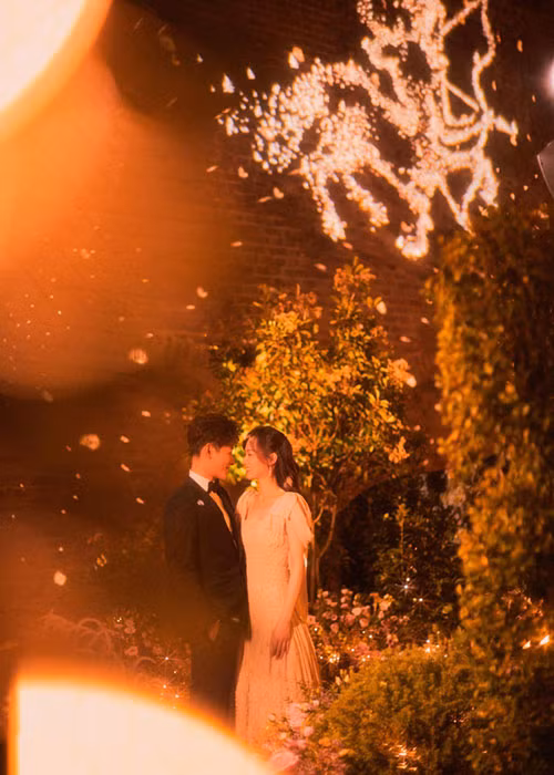 La Tấn và Đường Yên vốn nảy sinh tình cảm sau nhiều lần đóng chung phim. Năm 2016, đúng ngày sinh nhật của Đường Yên, cặp đôi công khai hẹn hò và được fans hết mực ủng hộ chuyện tình cảm.