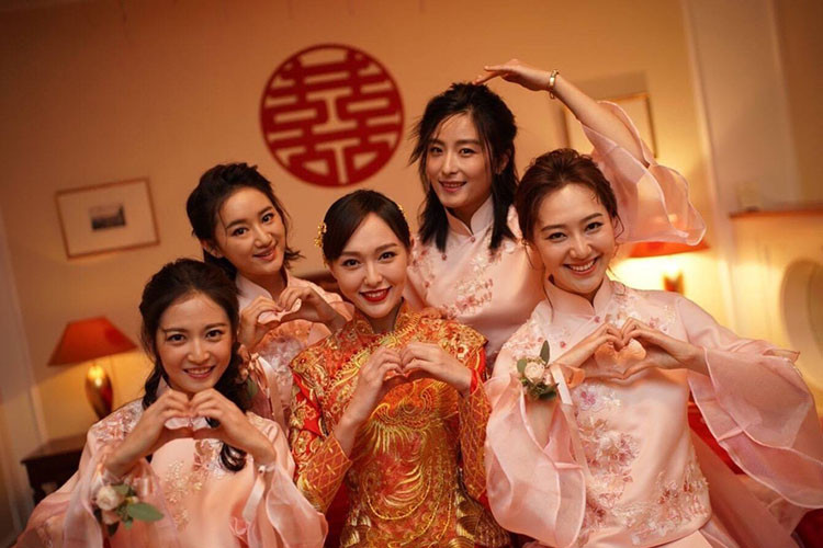 Hình ảnh Đường Yên bên dàn phù dâu trong đám cưới được Sina đăng tải.