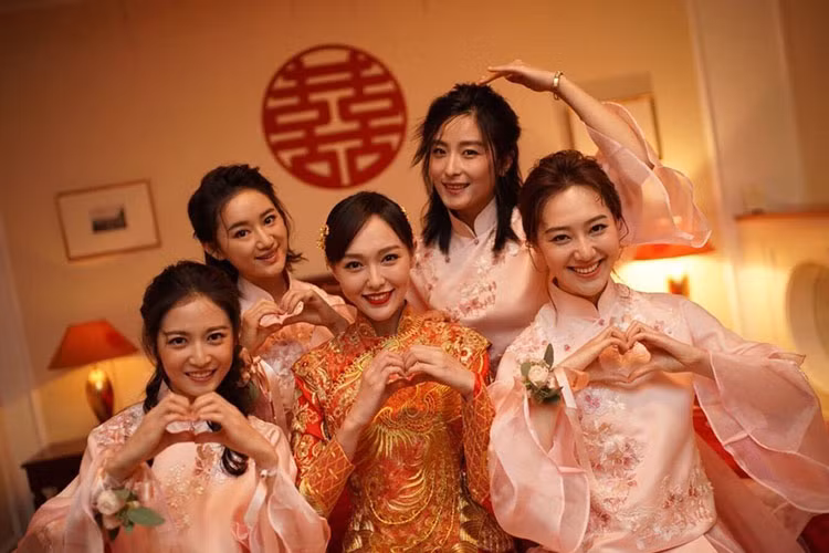 Hình ảnh Đường Yên bên dàn phù dâu trong đám cưới được Sina đăng tải.