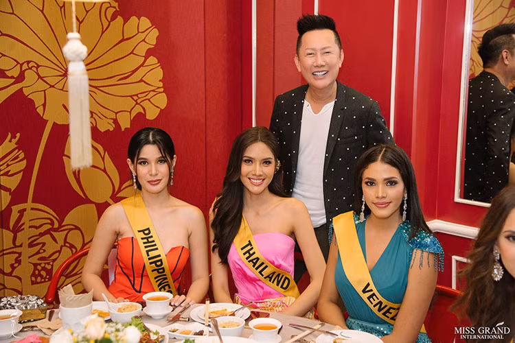  Bùi Phương Nga không có mặt trong danh sách 10 thí sinh được yêu thích nhất. Được biết, danh sách này gồm đại diện của Thái Lan, Venezuela, Philippines, Mexico, Colombia, Ấn Độ, Indonesia, Paraguay, Albania và Peru.