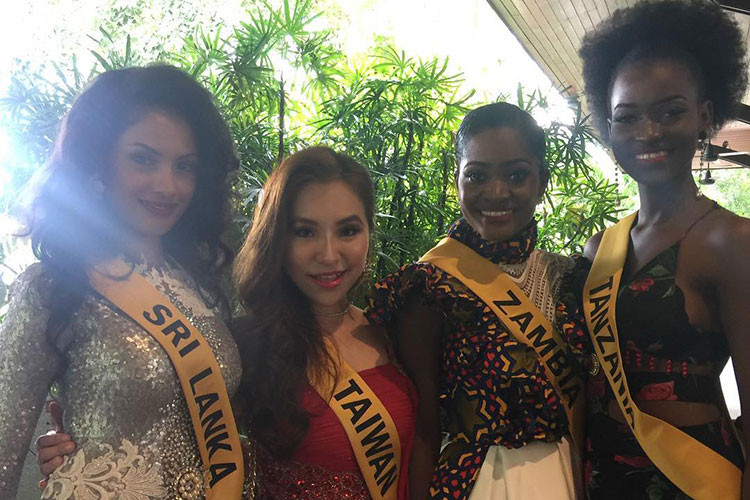 Dự buổi họp báo, các thí sinh Hoa hậu Hòa bình Quốc tế 2018 đều diện váy dạ hội lộng lẫy.