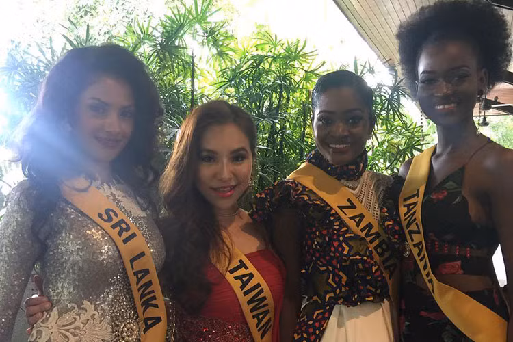 Dự buổi họp báo, các thí sinh Hoa hậu Hòa bình Quốc tế 2018 đều diện váy dạ hội lộng lẫy.