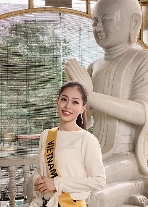 Hình ảnh Phương Nga tươi rói trong hoạt động của cuộc thi.