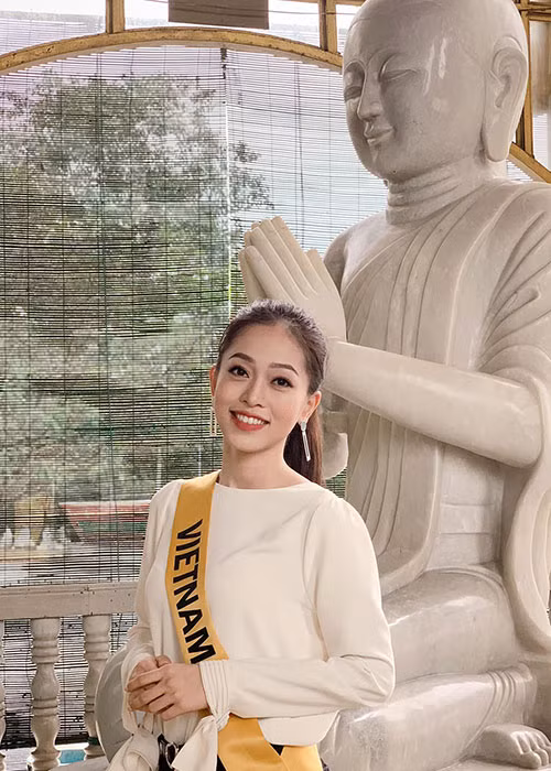 Hình ảnh Phương Nga tươi rói trong hoạt động của cuộc thi.