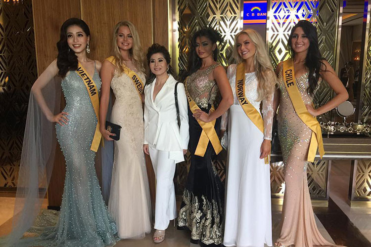 Cách đây ít giờ, trước khi dự buổi họp báo ra mắt cuộc thi, Phương Nga được fanpage cuộc thi phỏng vấn. Giao lưu với khán giả, đại diện Việt Nam tự tin chia sẻ bằng tiếng Anh, sáng nay, cô dậy sớm, sau đó đi tập gym, ăn sáng, trang điểm, làm tóc và tập luyện giọng để chuẩn bị cho phần giới thiệu tại buổi họp báo. Màn giao lưu của Phương Nga được khen ngợi.