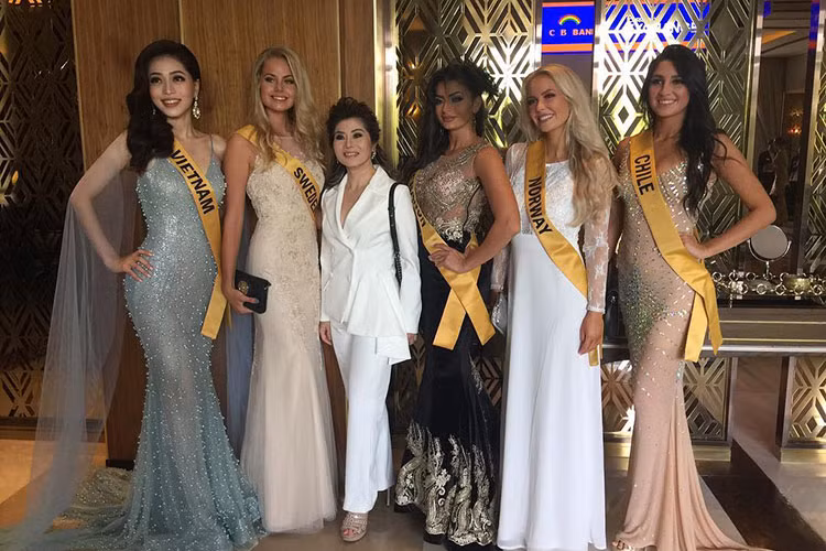 Cách đây ít giờ, trước khi dự buổi họp báo ra mắt cuộc thi, Phương Nga được fanpage cuộc thi phỏng vấn. Giao lưu với khán giả, đại diện Việt Nam tự tin chia sẻ bằng tiếng Anh, sáng nay, cô dậy sớm, sau đó đi tập gym, ăn sáng, trang điểm, làm tóc và tập luyện giọng để chuẩn bị cho phần giới thiệu tại buổi họp báo. Màn giao lưu của Phương Nga được khen ngợi.