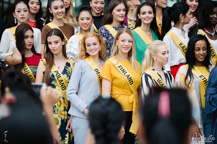 Đại diện Việt Nam đang ghi điểm tại đấu trường nhan sắc với khả năng nói tiếng Anh trôi chảy.