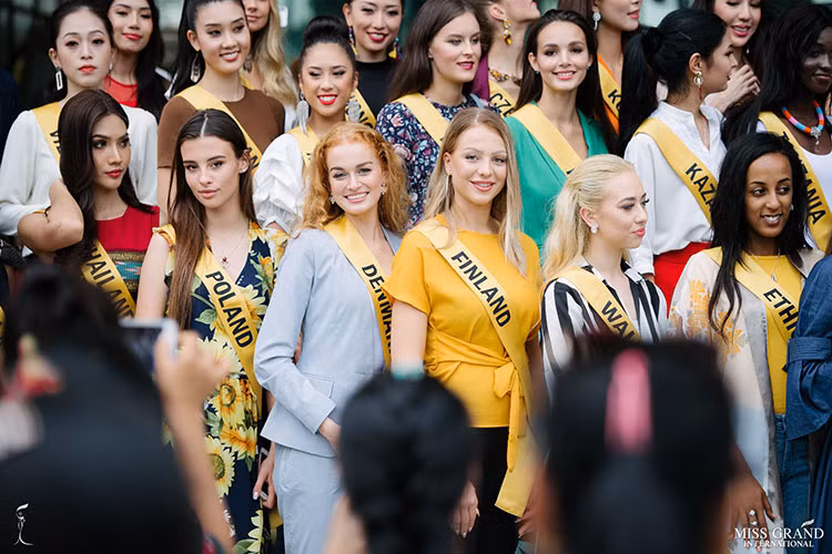 Đại diện Việt Nam đang ghi điểm tại đấu trường nhan sắc với khả năng nói tiếng Anh trôi chảy.