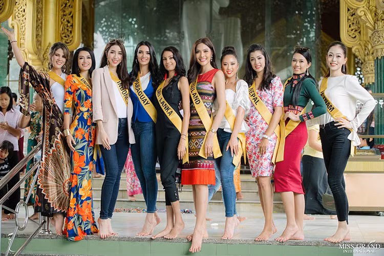 Mới đây, Á hậu Bùi Phương Nga cùng các thí sinh vừa đến thăm ngôi chùa Kyauk Taw Gyi của Myanmar.