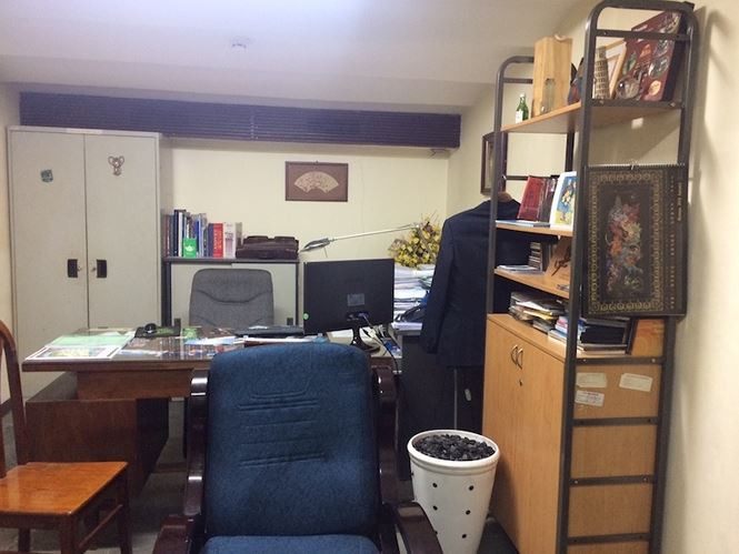 Phòng Giám đốc có khang trang hơn 1 chút khi có thêm cái tủ và bàn tiếp khách...