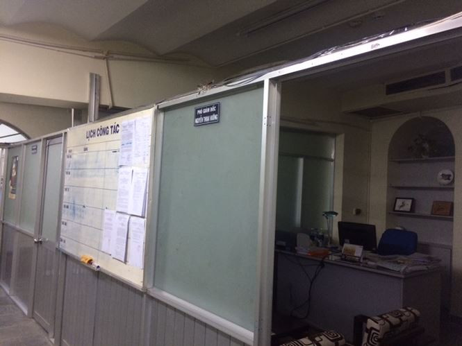 2 phòng của 2 phó giám đốc nhà hát được cách bằng vách ngăn ngay lối đi.
