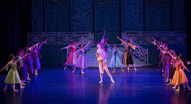 Tuy nhiên dù khó khăn nhưng đoàn nhà hát vẫn làm tốt công việc của mình. Trong ảnh là vở diễn Cô bé Lọ lem của HBSO gây được tiếng vang lớn với khán giả.