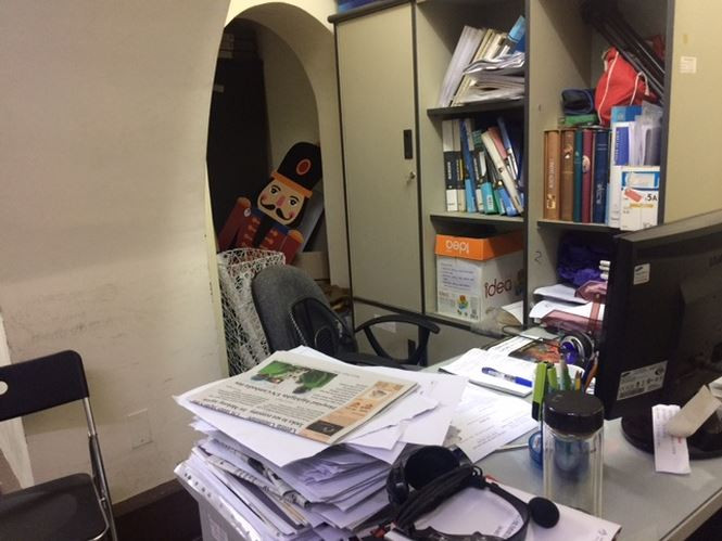 Nhà kho được tận dụng ngay sát bàn làm việc của nhân viên kế toán .