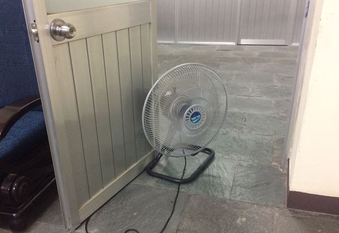 cùng chiếc quạt luôn nằm ở ngay cửa ra vào.