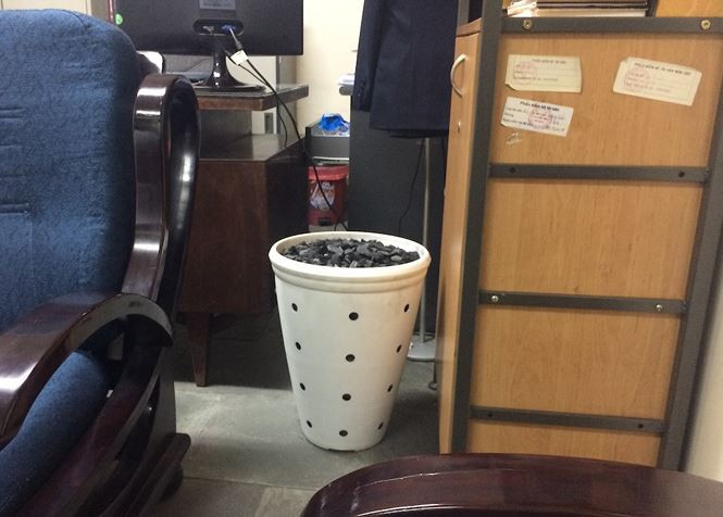 Tuy nhiên, đập vào mắt khách luôn là chiếc giỏ than to...