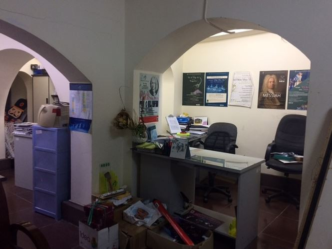 Và bên trong là những phòng làm việc được xây dựng tạm với đồ đạc để ngổn ngang.