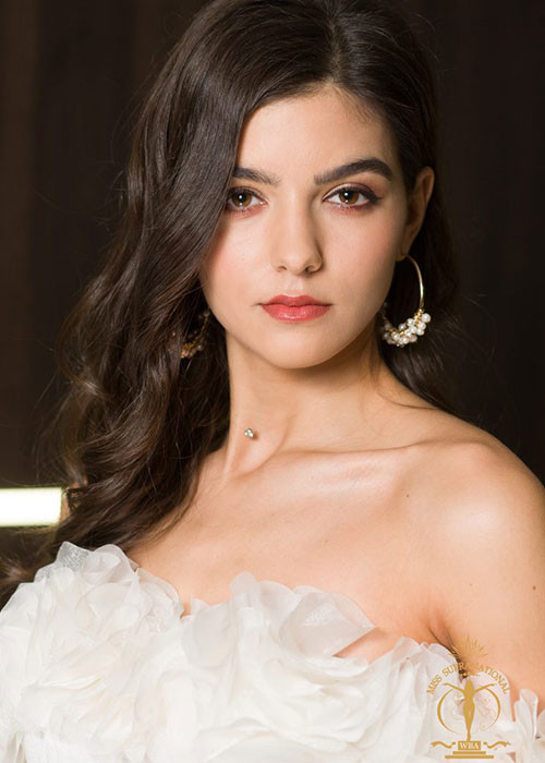 Đến từ Romania, Bianca Tirsin được dự đoán về thứ 3 Hoa hậu Quốc tế 2018. Cô từng là Á hậu 2 cuộc thi Hoa hậu Siêu quốc gia 2017.