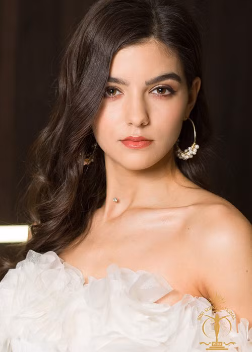 Đến từ Romania, Bianca Tirsin được dự đoán về thứ 3 Hoa hậu Quốc tế 2018. Cô từng là Á hậu 2 cuộc thi Hoa hậu Siêu quốc gia 2017.