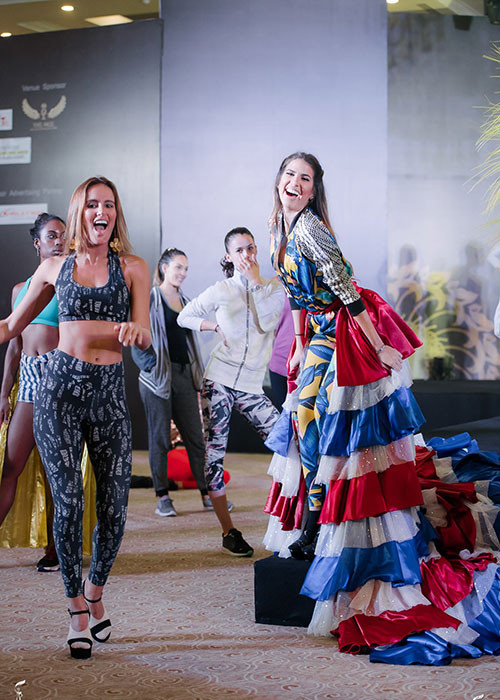 Các người đẹp vui vẻ, rạng rỡ lúc tập luyện lẫn khi nghỉ ngơi.