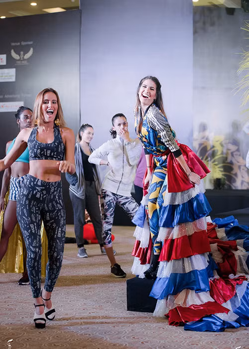 Các người đẹp vui vẻ, rạng rỡ lúc tập luyện lẫn khi nghỉ ngơi.