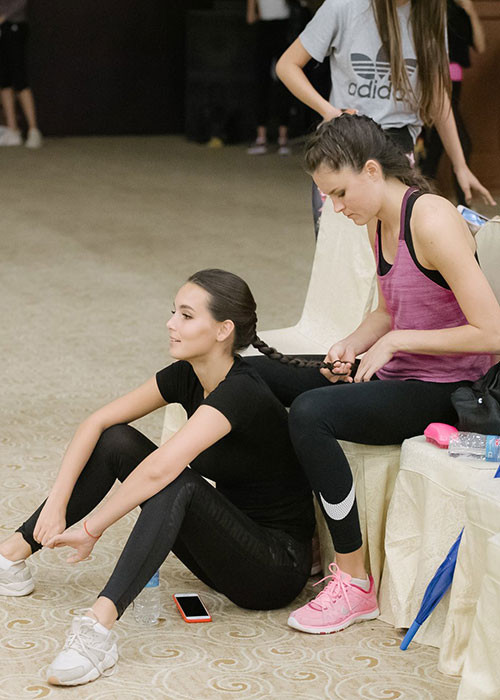 Hình ảnh hai người đẹp của cuộc thi luân phiên tết tóc cho nhau.