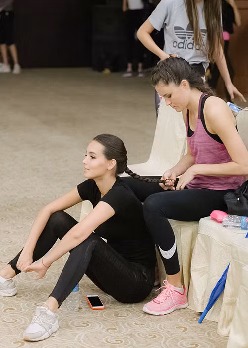 Hình ảnh hai người đẹp của cuộc thi luân phiên tết tóc cho nhau.