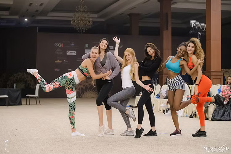 Buổi tập luyện của các thí sinh tràn ngập tiếng cười.