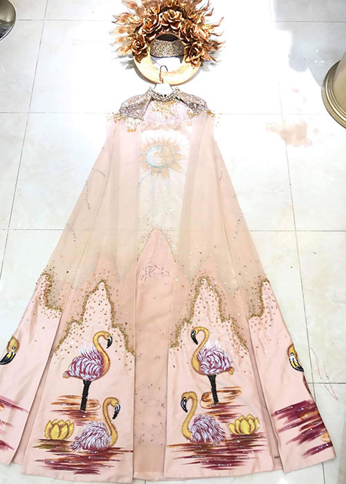 Ở phần thi trang phục dân tộc, ban tổ chức chia làm 5 nhóm thi. Như vậy, Phương Khánh đoạt giải vàng cùng 4 đại diện của các khu vực khác gồm: Serbia, Guyana, Mexico và Sierra Leone.