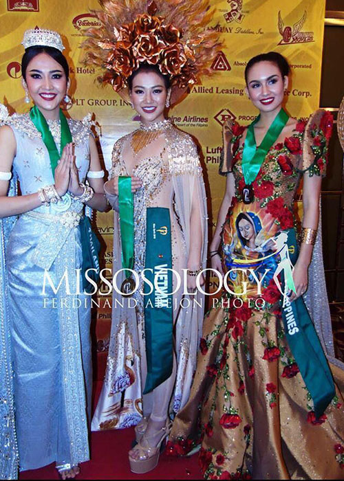 Với bộ trang phục “Nữ thần mặt trời”, NTK Linh San đã khéo léo kết hợp hình ảnh áo dài Việt, mấn đội đầu kết hợp cùng hình ảnh mũ đội nữ thần quen thuộc trong thần thoại Hy Lạp.