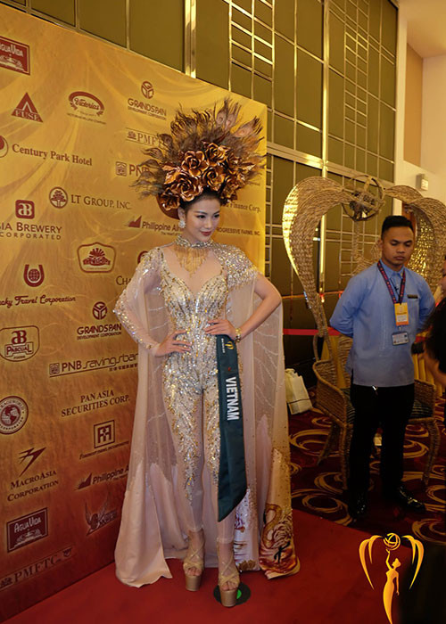 Do Phương Khánh thi hoa hậu khá gấp nên NTK Linh San đã phải làm liên tục trong hơn 1 tuần và chuyển qua Philippines kịp thời cho Phương Khánh.