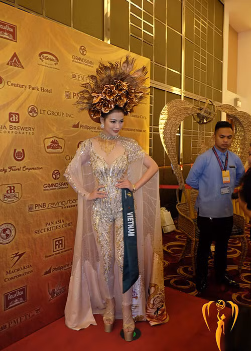 Do Phương Khánh thi hoa hậu khá gấp nên NTK Linh San đã phải làm liên tục trong hơn 1 tuần và chuyển qua Philippines kịp thời cho Phương Khánh.