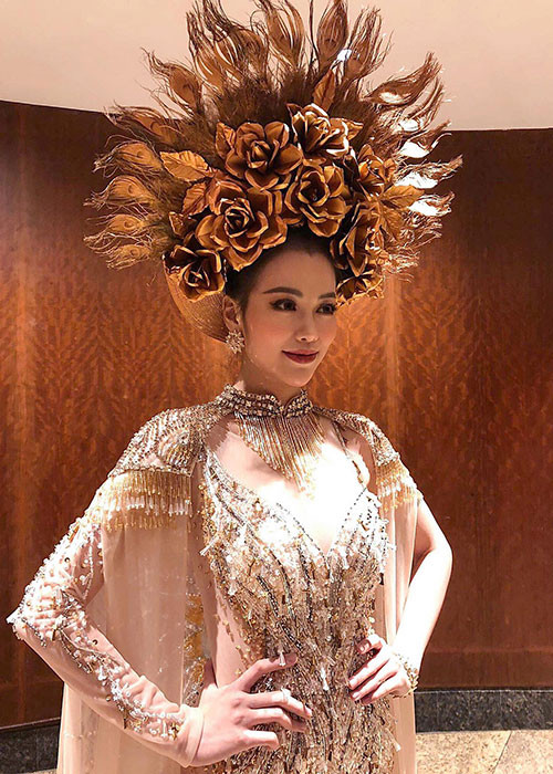 Với thần thái rạng ngời, Phương Khánh đã chinh phục giám khảo khi diện trang phục “Nữ thần mặt trời”. Từ Philippines, người đẹp chia sẻ sau khi kết thúc phần thi, giới truyền thông đã khen ngợi trang phục của đại diện Việt Nam.