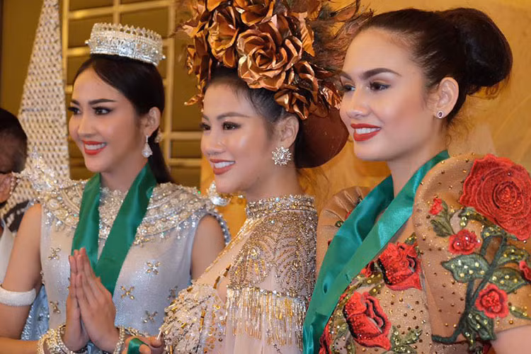 Phương Khánh diện thiết kế “Nữ thần mặt trời” của Linh San được lấy cảm hứng từ hình ảnh các vị thần Hy Lạp, trong đó có vị thần mặt trời, đúng theo chủ đề của cuộc thi.