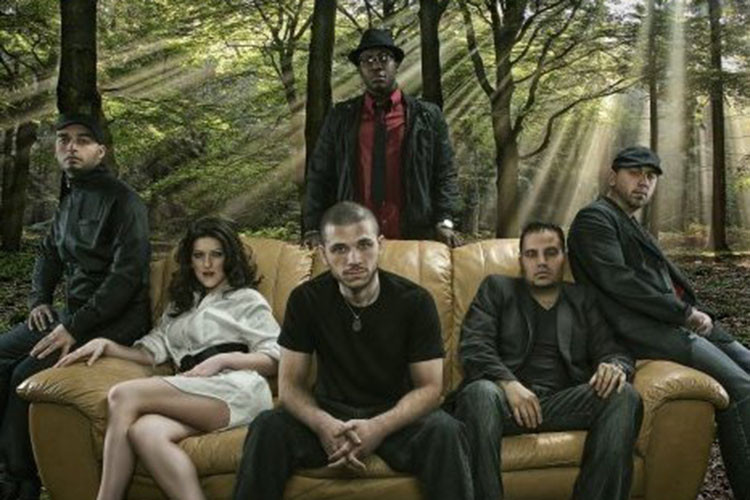 Hình ảnh Zack bên các thành viên nhóm Nine Leaves. Ảnh: alchetron